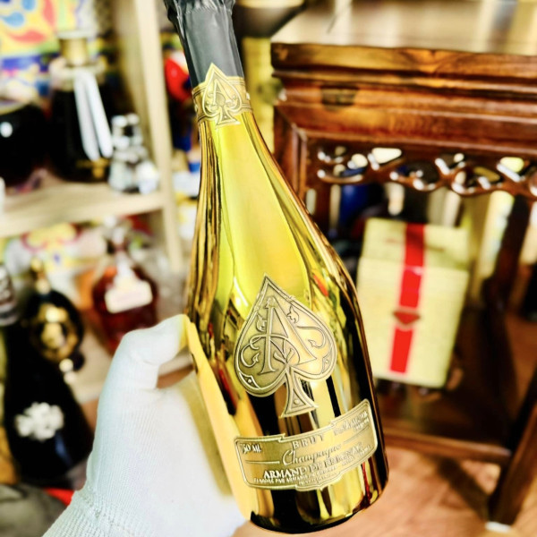 champagne-armand-de-brignac-gold-brut-champagne-at-bich